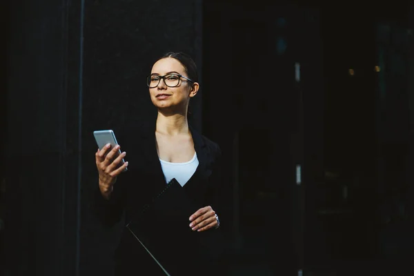 Portret Połowa Długości Udany Kobieta Dyrektor Wykonawczy Stylowe Okulary Eleganckie — Zdjęcie stockowe