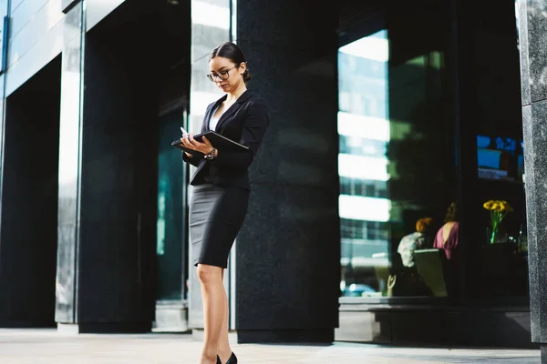 Självsäkra Kvinnan Professional Klädd Trendiga Eleganta Slitage Kontroll Dokument Medan — Stockfoto