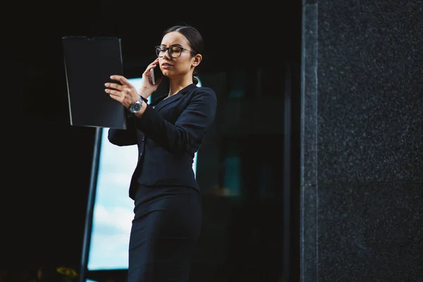 Emprendedora Ocupada Vestida Con Ropa Elegante Elegante Leyendo Información Negocios — Foto de Stock