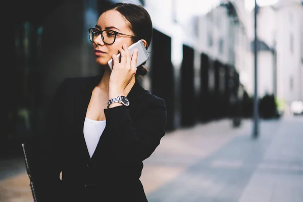 Приваблива Бізнес Леді Одягнена Офіційний Одяг Спілкується Сучасному Мобільному Телефоні — стокове фото
