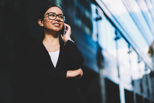 Mujer Negocios Próspera Gafas Elegante Traje Negro Sonriendo Durante Conversación —  Fotos de Stock