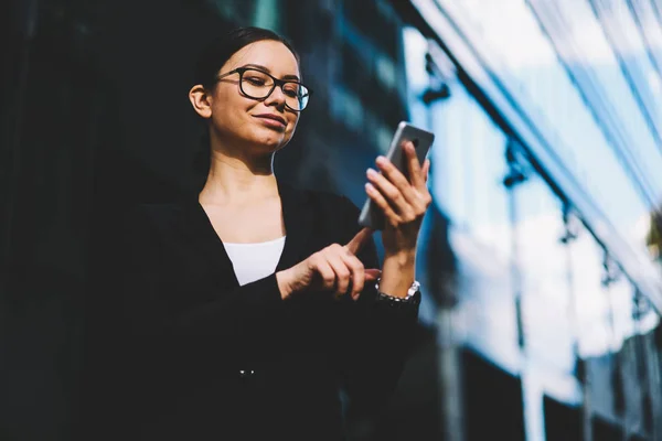 Erfolgreiche Junge Finanzmanagerin Mit Brille Und Elegantem Schwarzen Anzug Die — Stockfoto