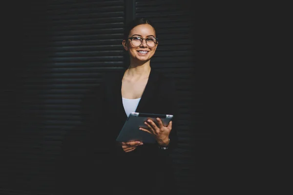 Mujer Próspera Gerente Profesional Gafas Ropa Formal Sonriendo Sosteniendo Tableta —  Fotos de Stock