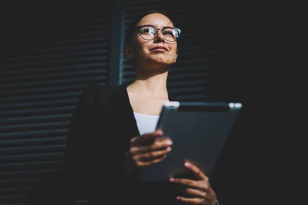 Debajo Vista Próspera Empresaria Gafas Ópticas Traje Formal Negro Con — Foto de Stock