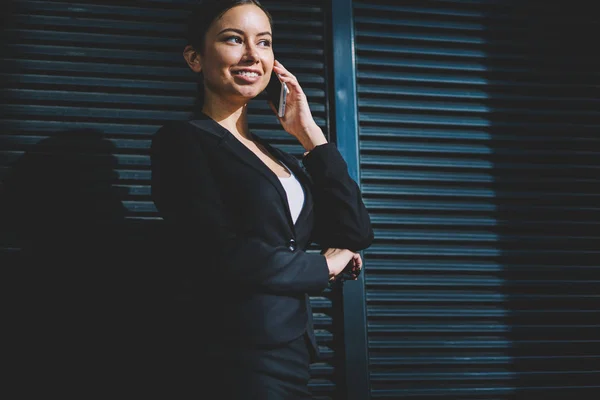 Ekonomista Udane Młoda Kobieta Ubrana Czarne Stroje Wizytowe Uśmiechając Się — Zdjęcie stockowe