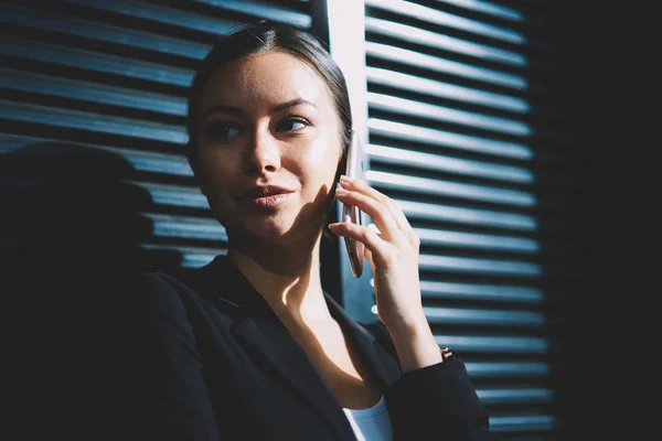 Femme Affaires Confiante Parlant Sur Téléphone Portable Avec Collègue Regardant — Photo