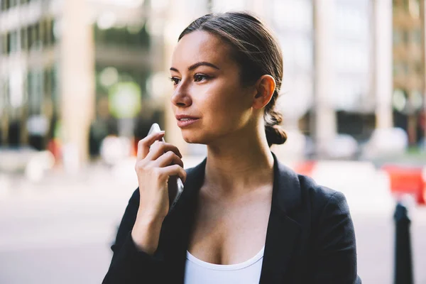 自信的女经济学家 手里拿着现代电话 在城市环境中站在户外 正规服装的严肃女商人持有数字智能手机 街头促销背景 — 图库照片