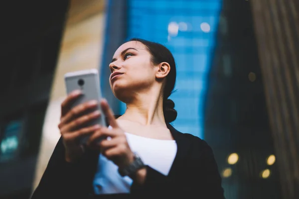 Beskåda Säker Professionell Advokat Skicka Sms Digitala Smartphone Medan Tittar — Stockfoto