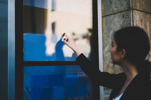 Выберите Категорию Выбора Пальца Женщины Экране Современного Терминала Произвести Оплату — стоковое фото
