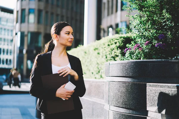 Young Woman Entrepreneur Dressed Stylish Elegant Wear Holding Folder Modern — Stock Photo, Image