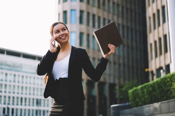 Щаслива Жінка Менеджер Рада Найняли Роботу Спілкування Через Сучасні Телефонні — стокове фото
