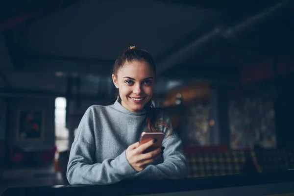 Poloviční Délka Portrét Veselá Mladá Žena Držení Telefonu Ruce — Stock fotografie