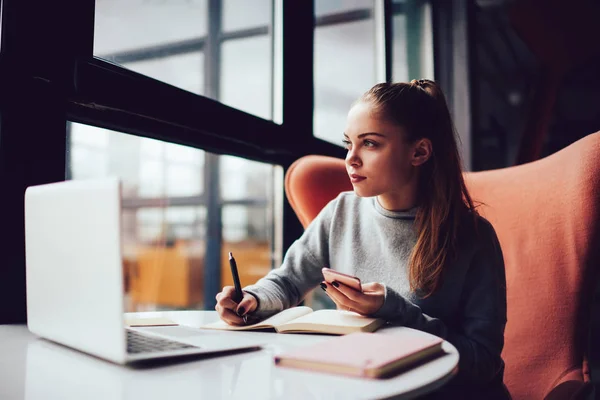 Diseñador Creativo Reflexivo Tomando Notas Sentado Cafetería Con Ordenador Portátil — Foto de Stock