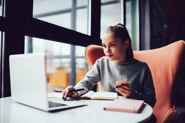 Qualifizierter Werbetexter Der Den Inhalt Der Website Analysiert Und Einen — Stockfoto