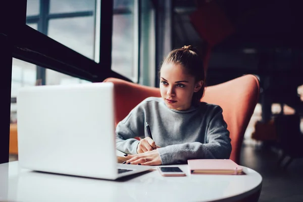 Qualifizierter Werbetexter Der Den Inhalt Der Website Analysiert Und Einen — Stockfoto