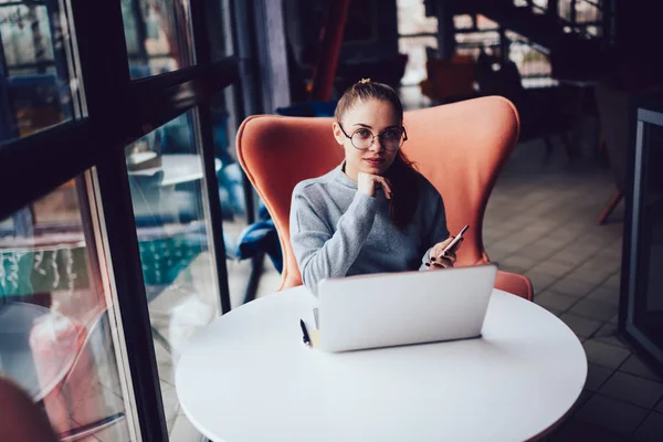 Geschäftsfrau Erledigt Remote Job Auf Laptop Café Inneren — Stockfoto