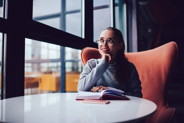 Dromerige Jonge Vrouw Die Peinzend Aan Creatieve Project Coffeeshop — Stockfoto