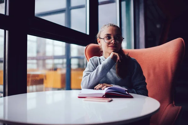 Jonge Vrouwelijke Student Stijlvolle Bril Tijdens Het Lezen Van Interessante — Stockfoto
