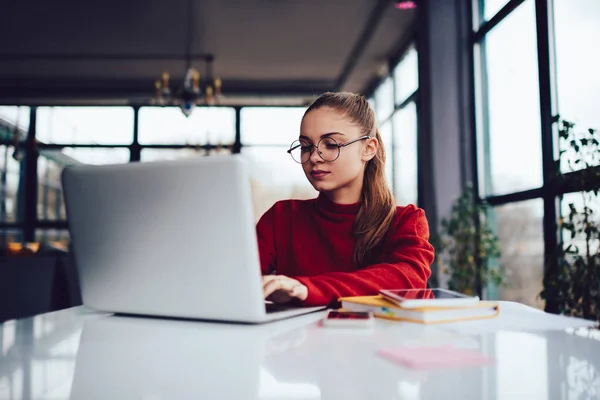 Joven Diseñadora Creativa Sonriente Que Utiliza Tecnología Moderna Durante Trabajo — Foto de Stock