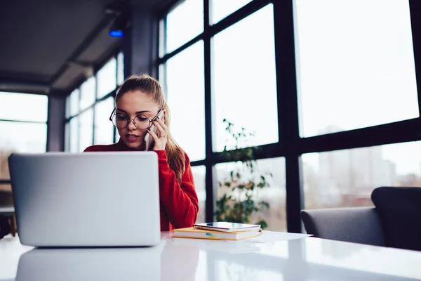 Junge Lächelnde Kreative Designerin Mit Moderner Technologie Bei Fernarbeit Innenräumen — Stockfoto