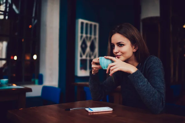 Przemyślane Młoda Kobieta Strój Casual Picia Smaczne Cappuccino Siedząc Przy — Zdjęcie stockowe