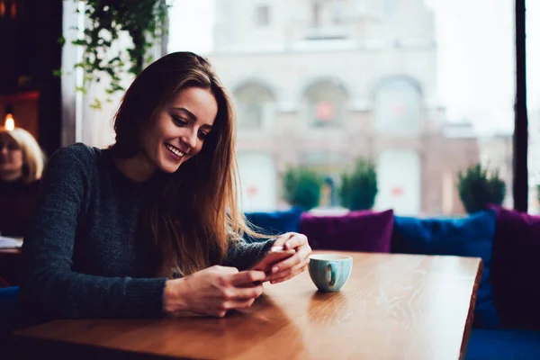 Alegre Blogger Charlando Línea Con Amigos Las Redes Sociales Teléfono —  Fotos de Stock