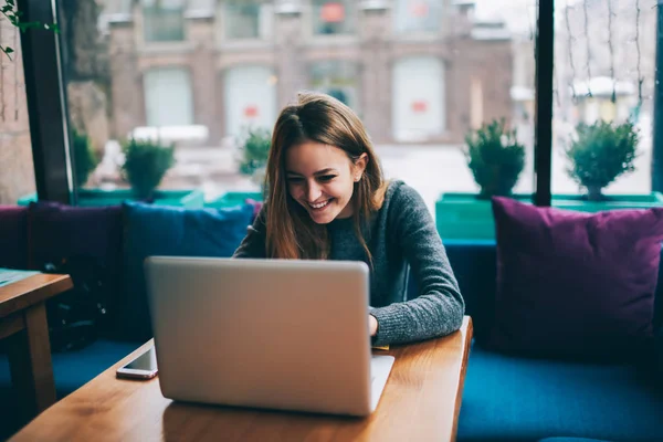 Positiv Attraktiva Hipster Tjej Med Långt Hår Chattar Med Vänner — Stockfoto