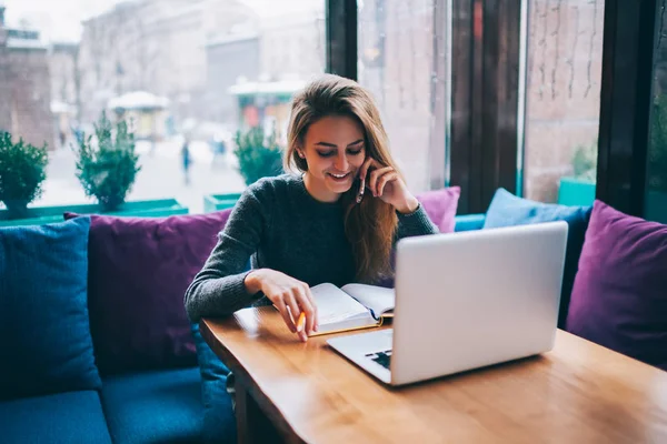 Glada Student Att Mobila Samtal Med Vän Smartphone Gör Läxor — Stockfoto