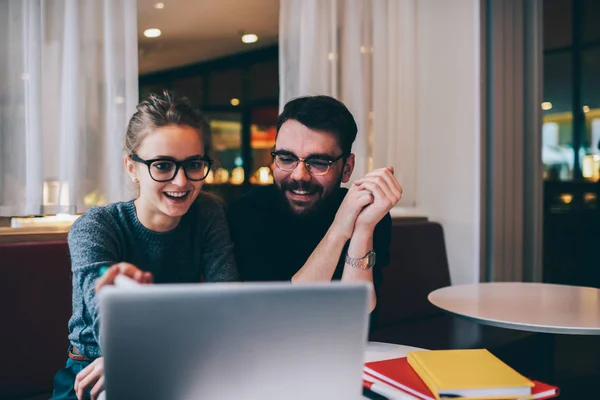 Glada Bra Söker Medarbetare Coola Glasögon Tittar Roliga Webinar Webbsidan — Stockfoto