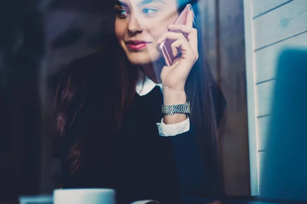 Morena Positiva Chica Hipster Disfrutando Conversación Telefónica Pasar Tiempo Libre —  Fotos de Stock