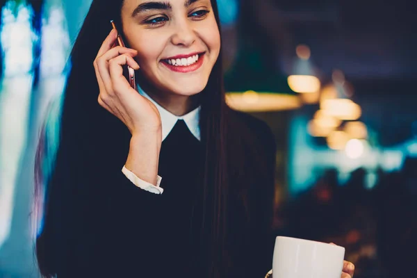 Lachende Jonge Vrouw Met Telefoongesprek Tijdens Koffiepauze — Stockfoto