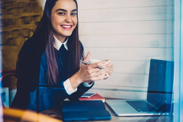 Retrato Alegre Morena Freelancer Tomando Café Mientras Trabaja Trabajo Remoto —  Fotos de Stock