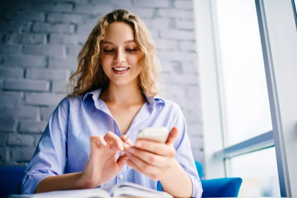 Vrolijke Hipster Meisje Mobiele Toepassing Voor Winkelen Digitale Telefoon Installeren — Stockfoto