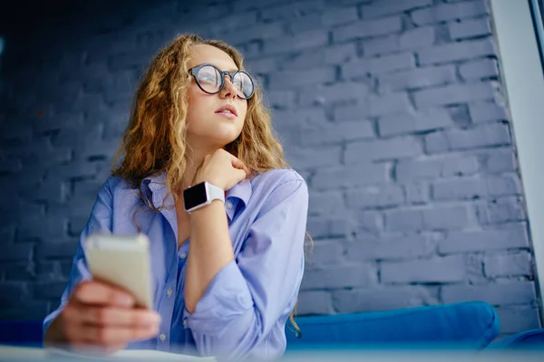 Aantrekkelijke Blonde Meisje Met Krullend Haar Smartwatch Hand Met Moderne — Stockfoto