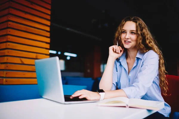 Riflettendo Grafico Carino Che Lavora Freelance Usando Computer Portatile — Foto Stock