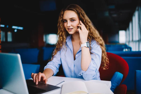 Retrato Metade Comprimento Uma Linda Freelancer Vestida Camisa Azul Olhando — Fotografia de Stock