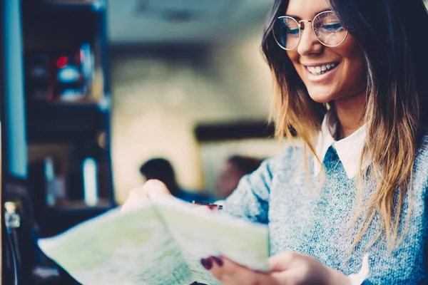 Abgeschnittenes Bild Eines Fröhlichen Intelligenten Studenten Mit Stylischer Optischer Brille — Stockfoto