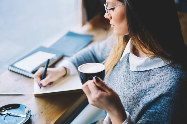 Immagine Ritagliata Giovane Studentessa Esperta Occhiali Ottici Tazza Gustoso Cappuccino — Foto Stock