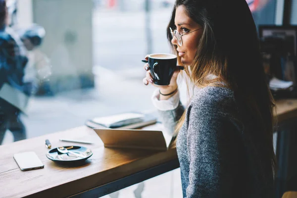 Atractiva Chica Hipster Con Gafas Ópticas Elegantes Bebiendo Sabroso Café —  Fotos de Stock