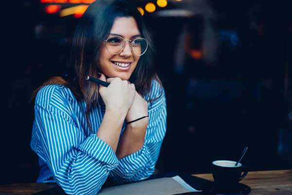 Hübsche Junge Schriftstellerin Mit Optischer Brille Stift Der Hand Und — Stockfoto