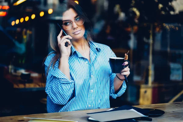 Ocupada Atractiva Mujer Negocios Con Gafas Con Estilo Hablando Dispositivo —  Fotos de Stock