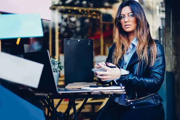 Half Length Portrait Businesswoman Stylish Black Leather Jacket Working Freelance — Stock Photo, Image