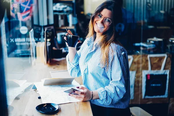 Donna Affari Successo Occhiali Ottici Avendo Pausa Caffè Caffè Durante — Foto Stock