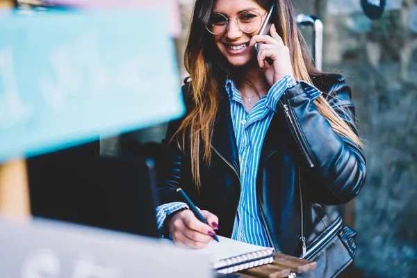 Immagine Ritagliata Allegro Manager Successo Occhiali Ottici Che Parlano Smartphone — Foto Stock