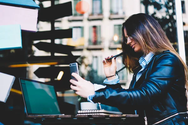 Hipster Menina Com Cabelos Longos Óculos Ópticos Fazendo Foto Selfie — Fotografia de Stock