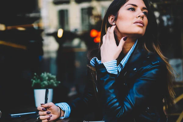 Cropped Image Attractive Young Woman Dressed Black Leather Jacket Looking — Stock Photo, Image