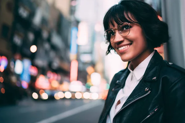 Leende Ung Kvinna Trendig Outfit Nöjd Med Fri Tid Kväll — Stockfoto