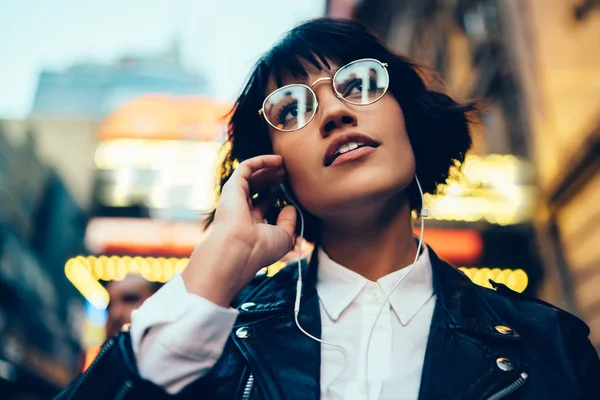Attractive Hipster Girl Stylish Apparel Strolling Urban Settings Listening Music — Stock Photo, Image