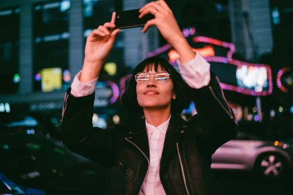 Mulher Atraente Óculos Fazendo Selfie Câmera Smartphone Passar Tempo Nova — Fotografia de Stock