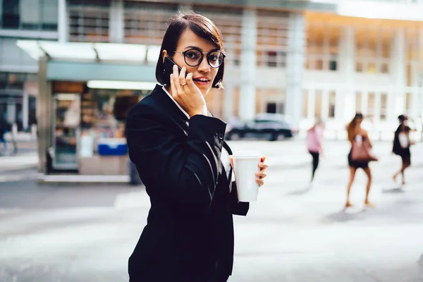 Retrato Hermosa Mujer Negocios Gafas Moda Que Tienen Conversación Móvil —  Fotos de Stock